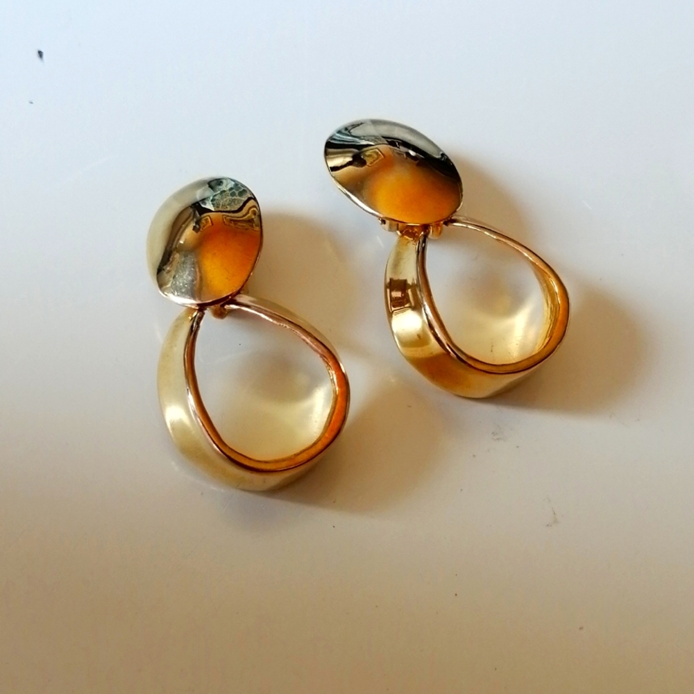 ✴️3/$25✴️Vintage Clip Earrings Door Knocker Large Chunky Goldtone Heavy